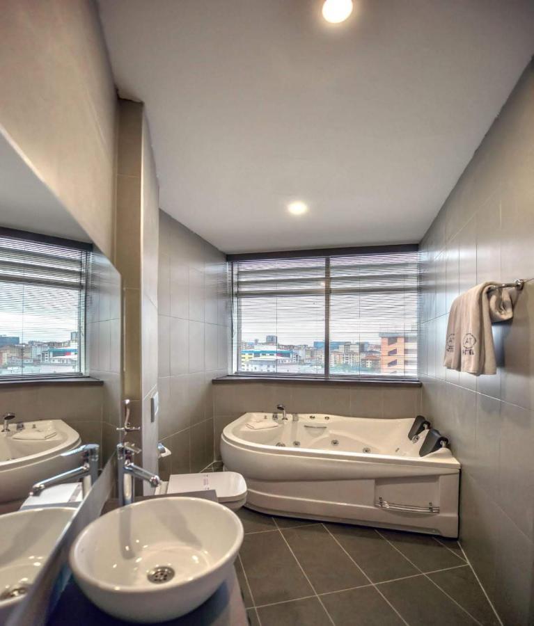 A11 Hotel Atasehir Istanbul Bagian luar foto
